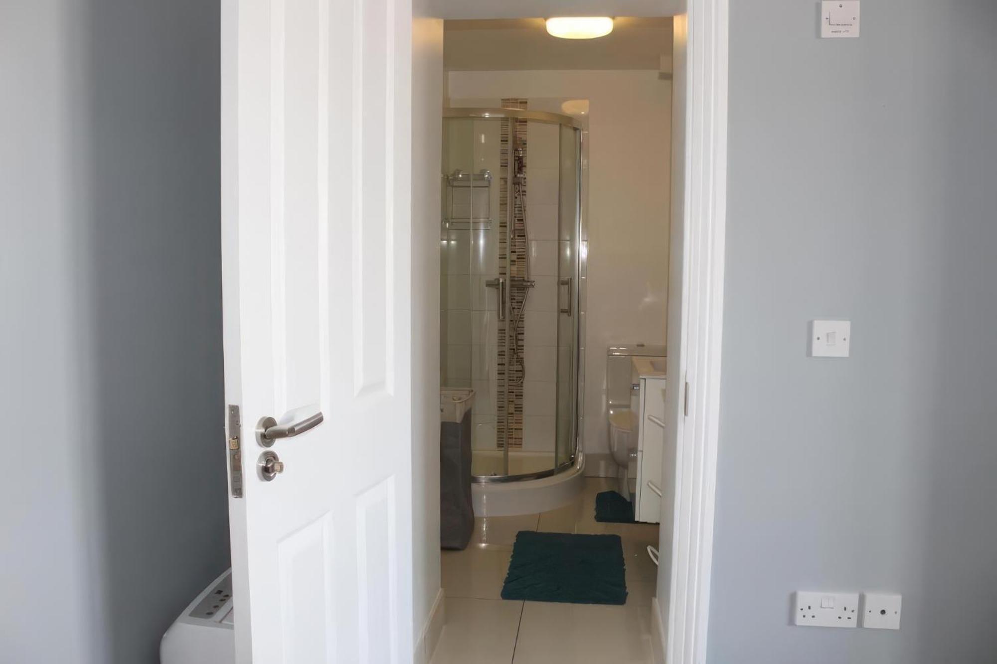 Lovely 2 Bed 2 Bath Flat With Free Parking Poole Exterior photo