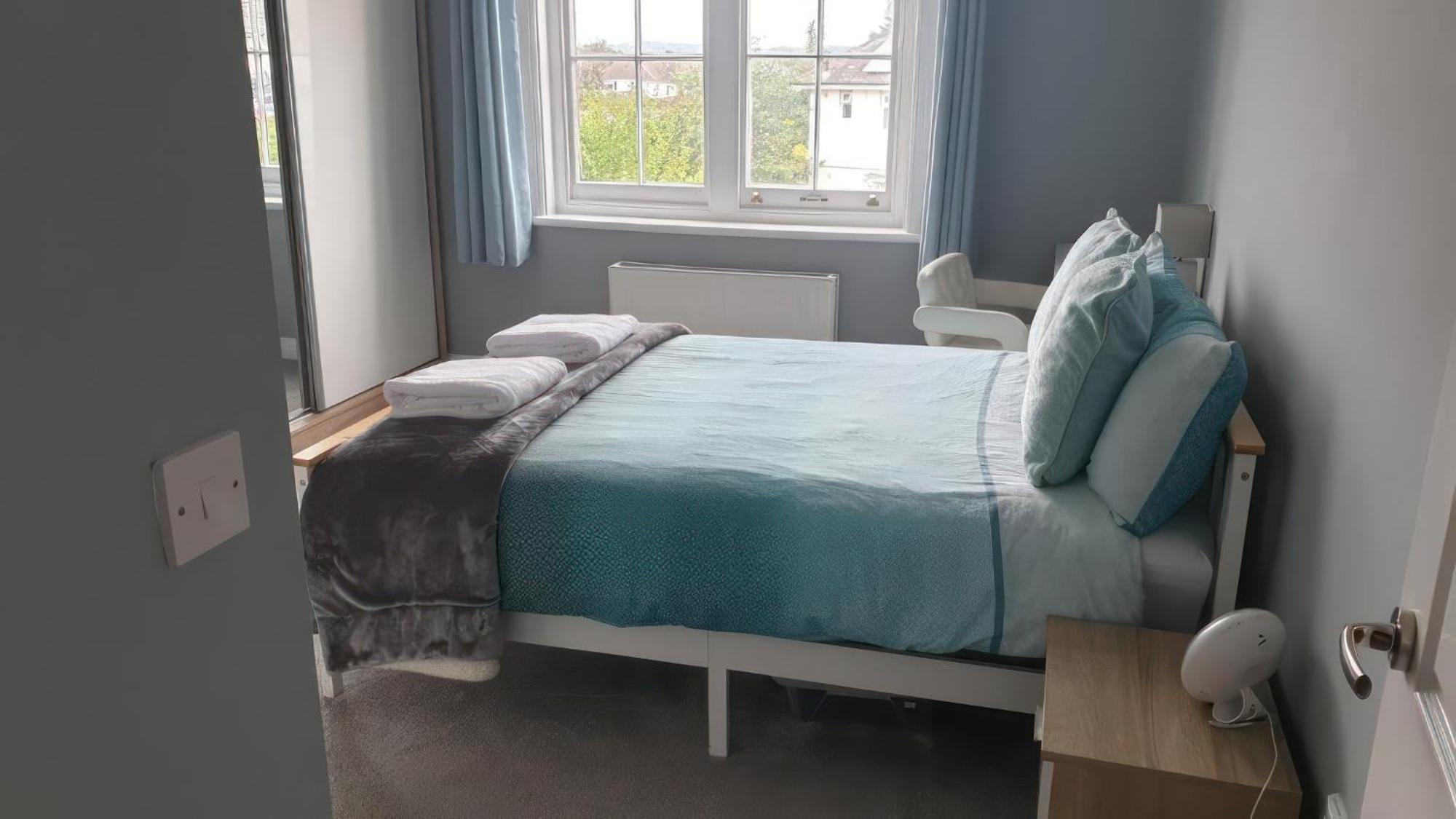 Lovely 2 Bed 2 Bath Flat With Free Parking Poole Exterior photo