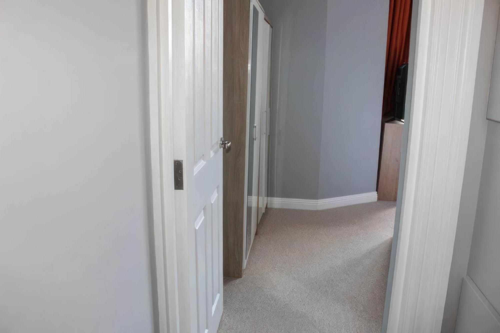 Lovely 2 Bed 2 Bath Flat With Free Parking Poole Exterior photo