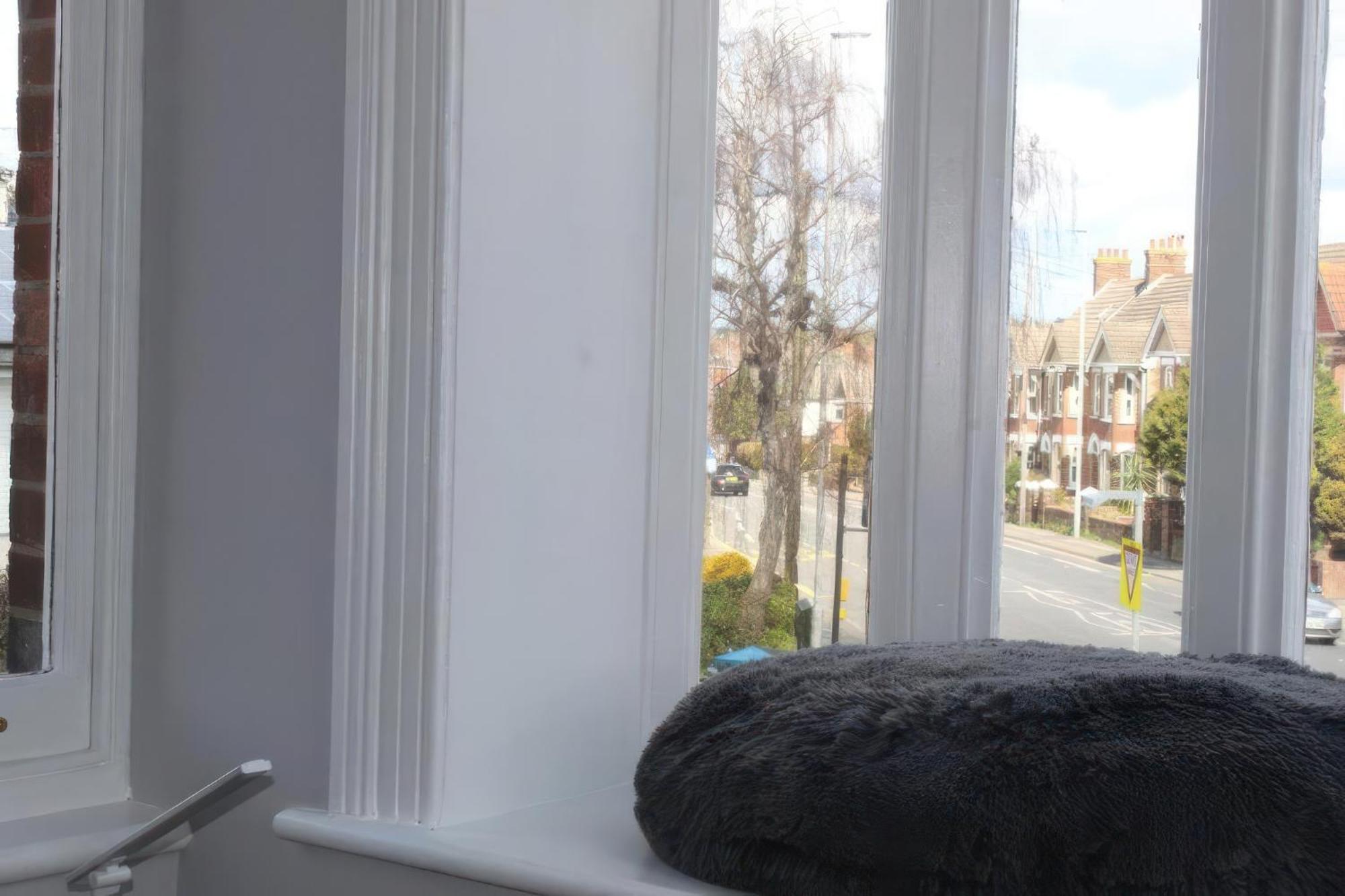 Lovely 2 Bed 2 Bath Flat With Free Parking Poole Exterior photo