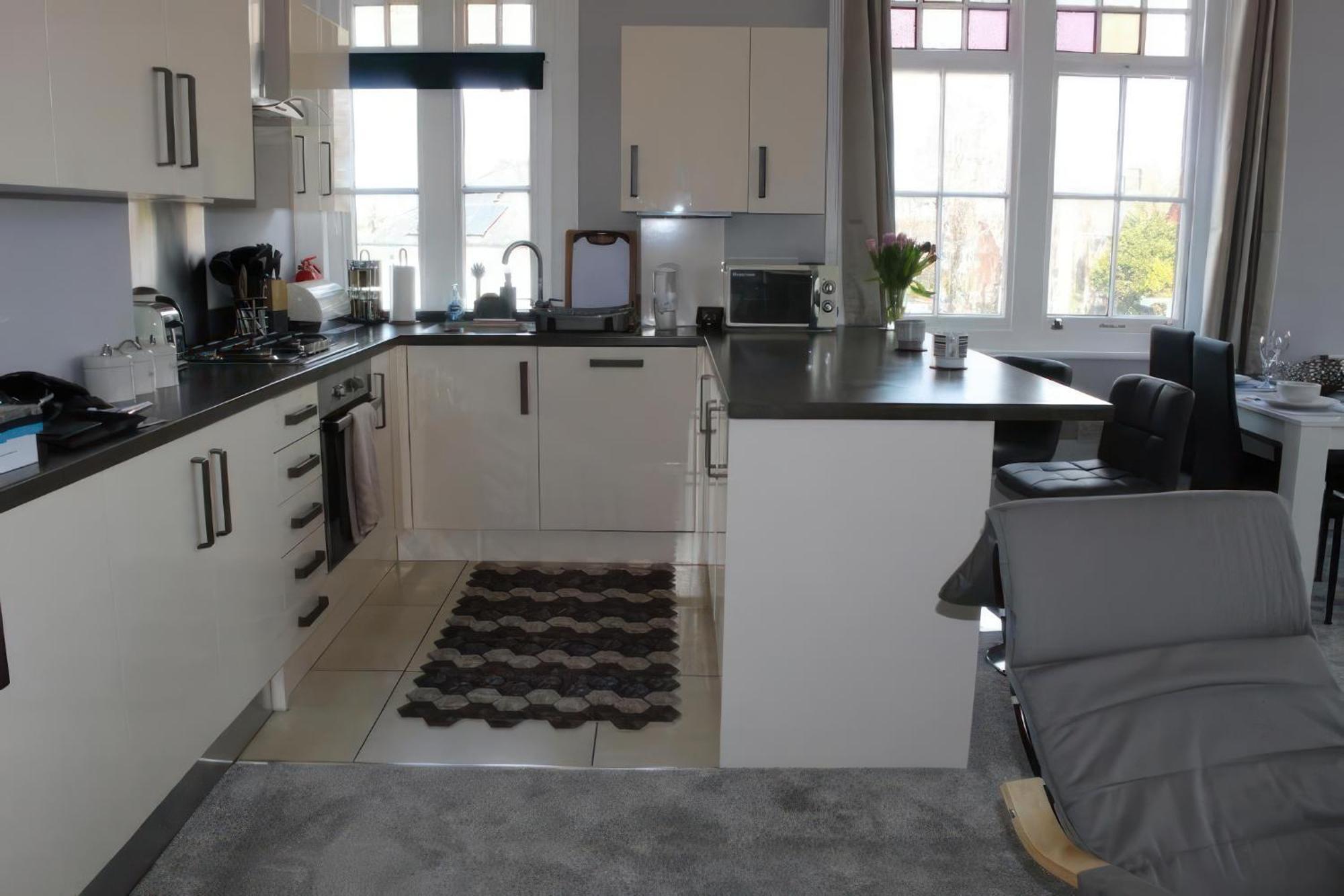 Lovely 2 Bed 2 Bath Flat With Free Parking Poole Exterior photo