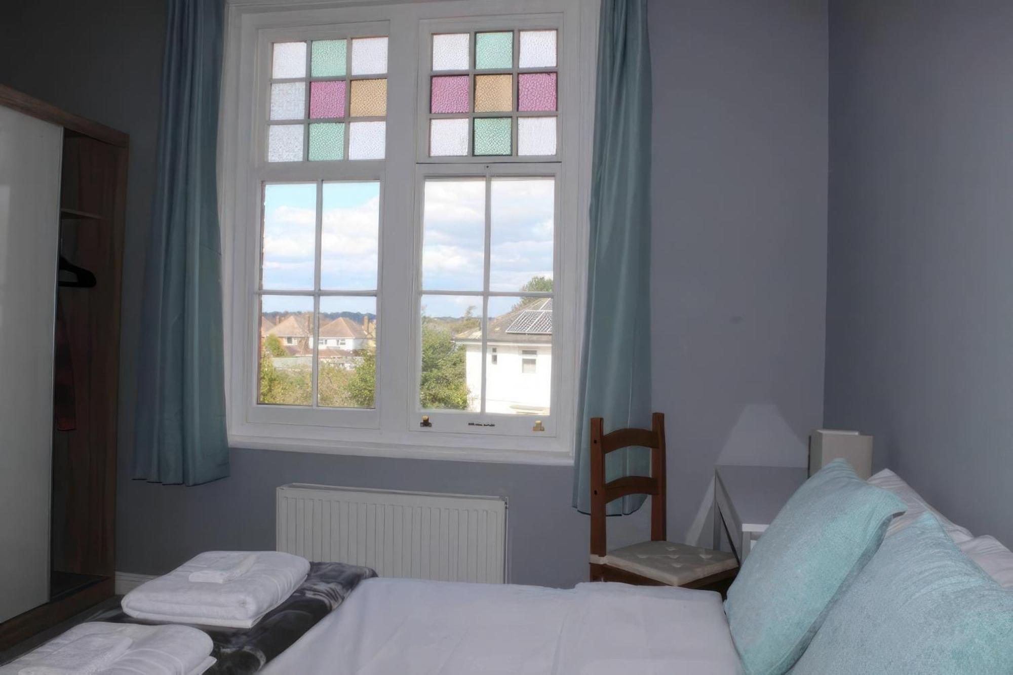 Lovely 2 Bed 2 Bath Flat With Free Parking Poole Exterior photo