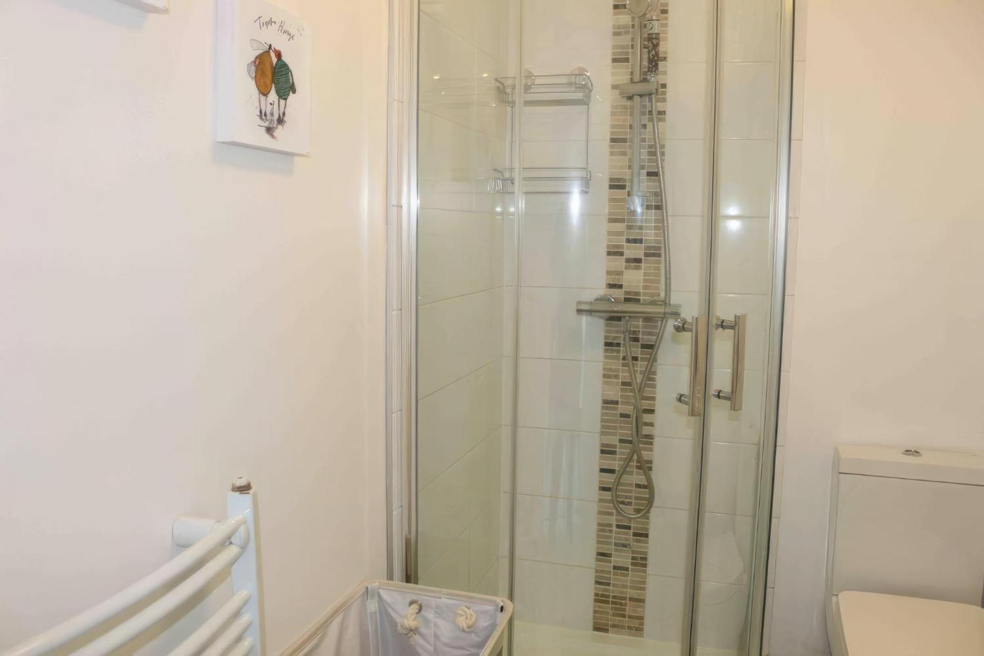 Lovely 2 Bed 2 Bath Flat With Free Parking Poole Exterior photo