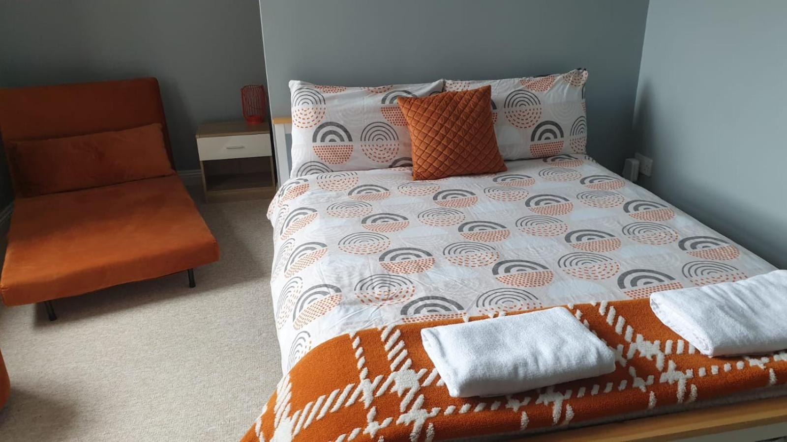 Lovely 2 Bed 2 Bath Flat With Free Parking Poole Exterior photo